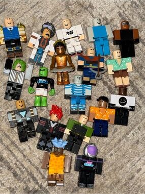 Roblox Mini Action Figures Mixed Lot 18 Pack Plastic Characters Unboxed